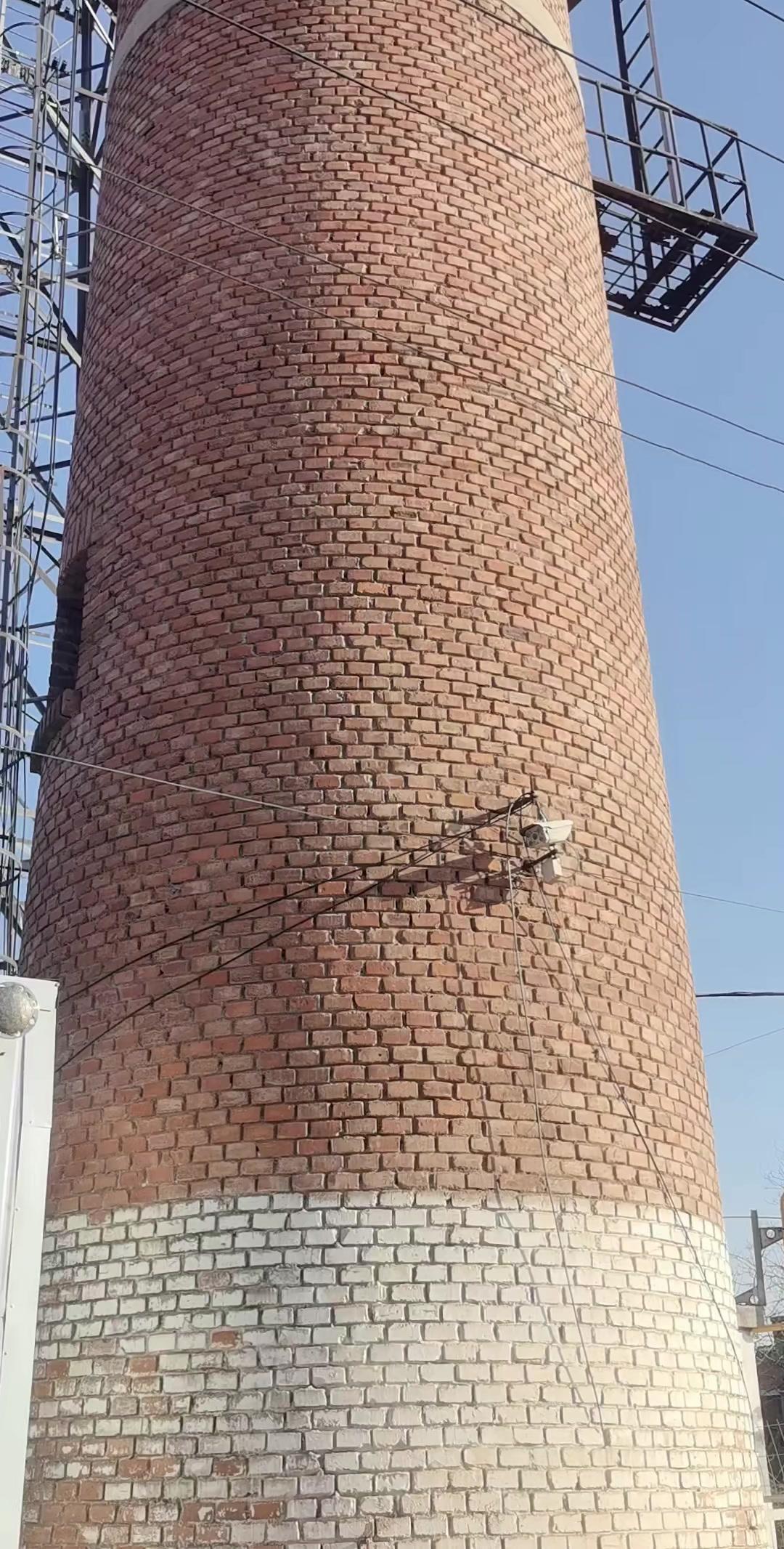 1️⃣1977年6月，孟章村的水楼子静静矗立，红卧砖的墙体带着岁月的质感。墙面上