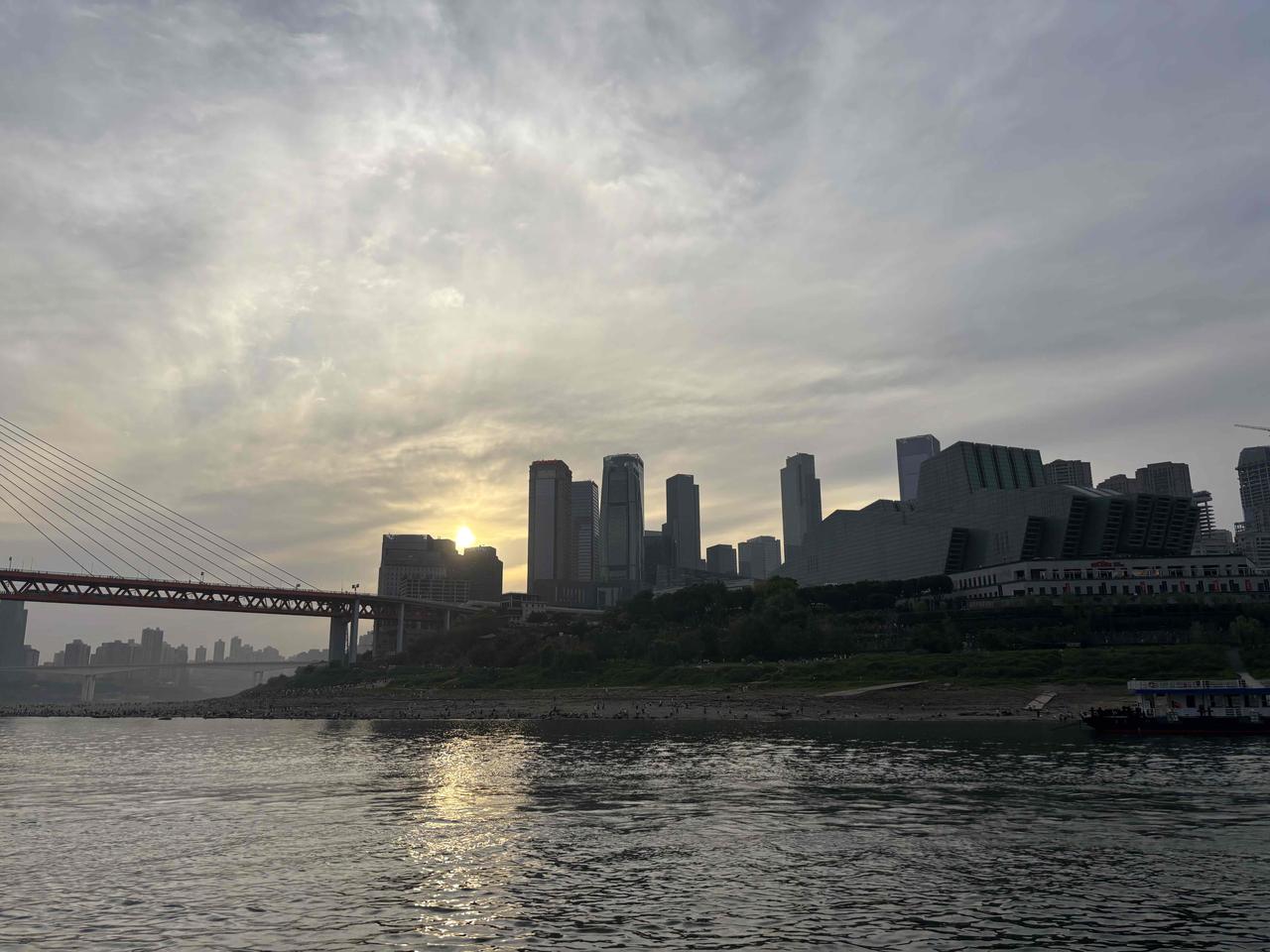 不会忘记，
但会放下。

那些重重磨难、难过、委屈、伤痕，
都刻在过去里，忘不掉