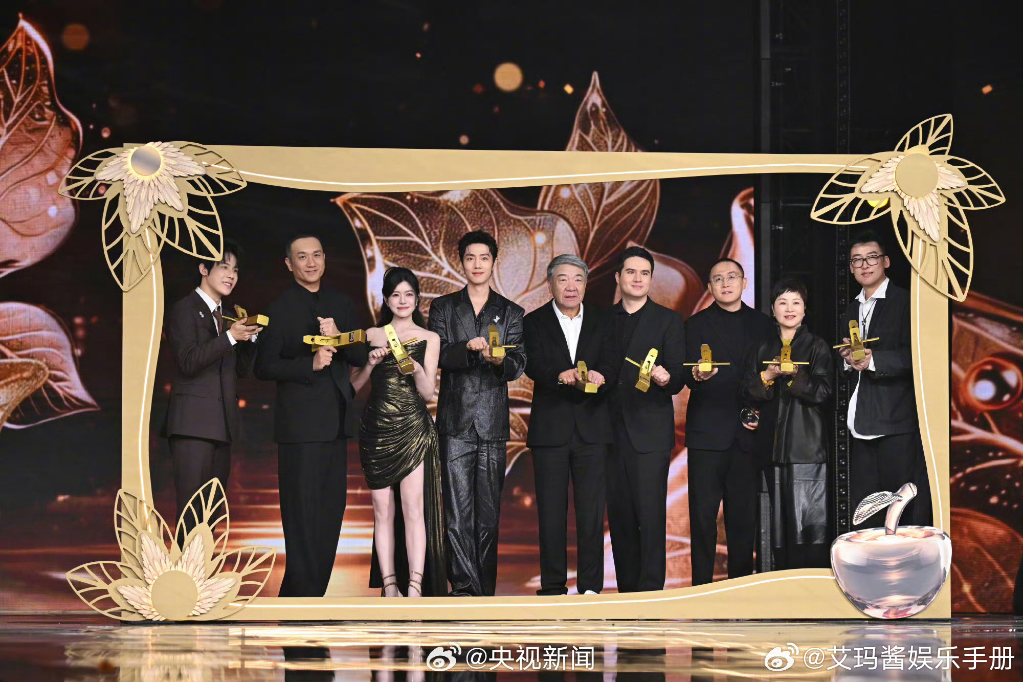 肖战《藏海传》电视剧品质盛典剧组大合影！藏海传剧组合影