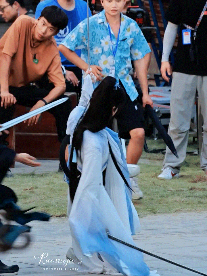 吴京，你的四部武侠电影，能不能看下老呃的打戏和马戏符合你的要求吗？她粉丝希望老呃