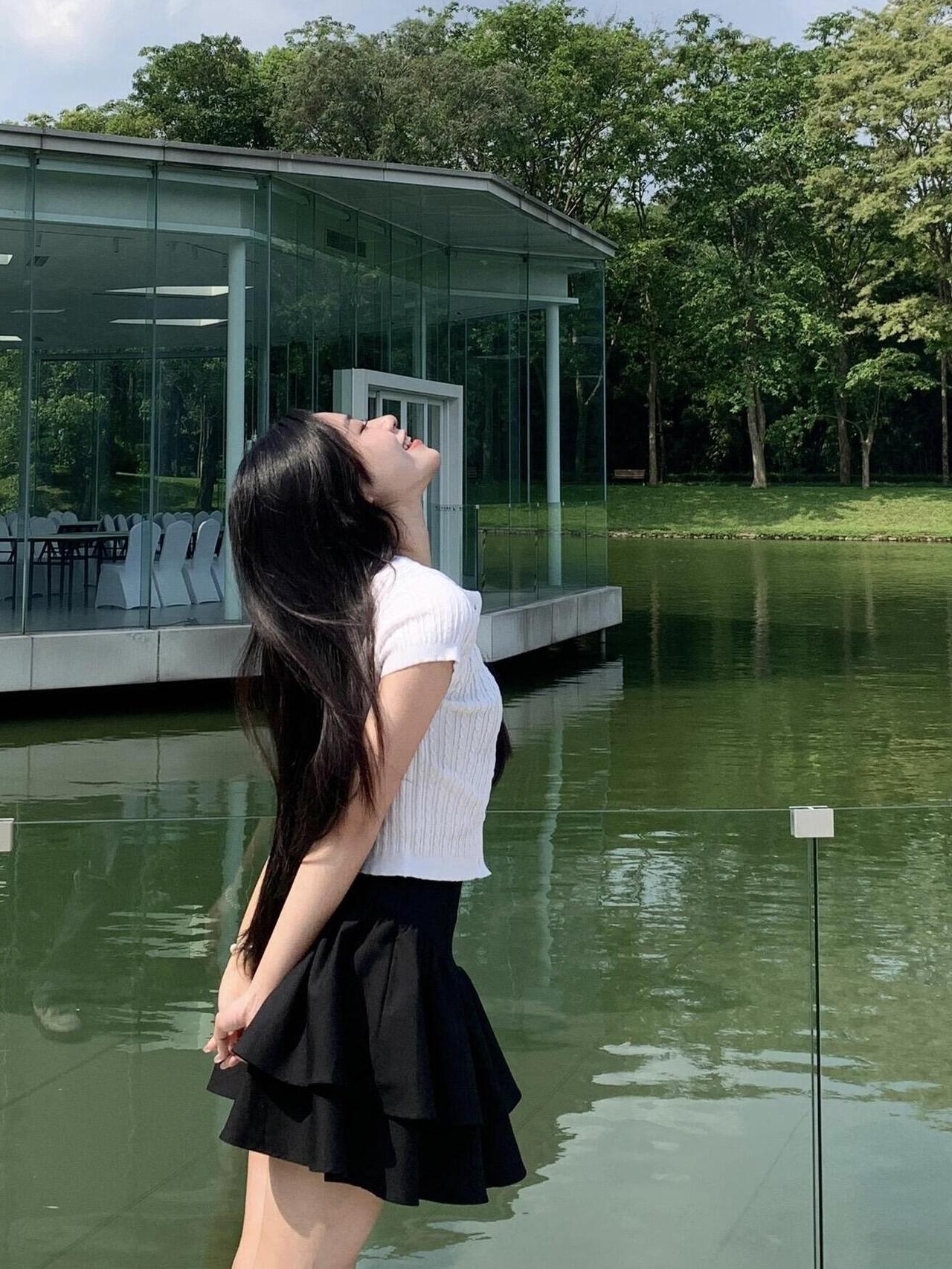 人这一辈子
不要困于自己的执念里
得不到的就不要了
该翻篇的就翻篇

你死死攥着