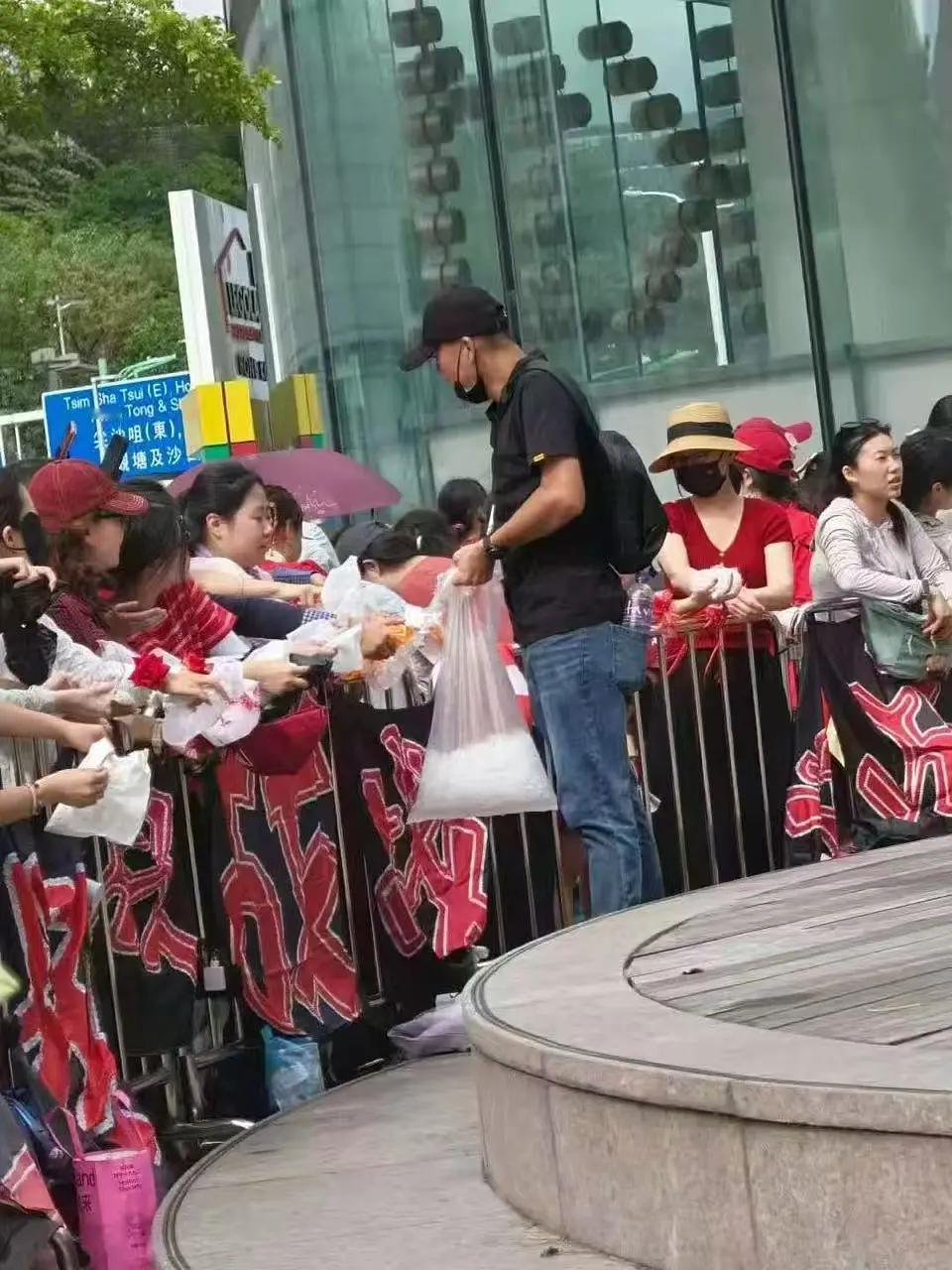 工作人员工业冰还是一块一块地发，还不够吗？ 