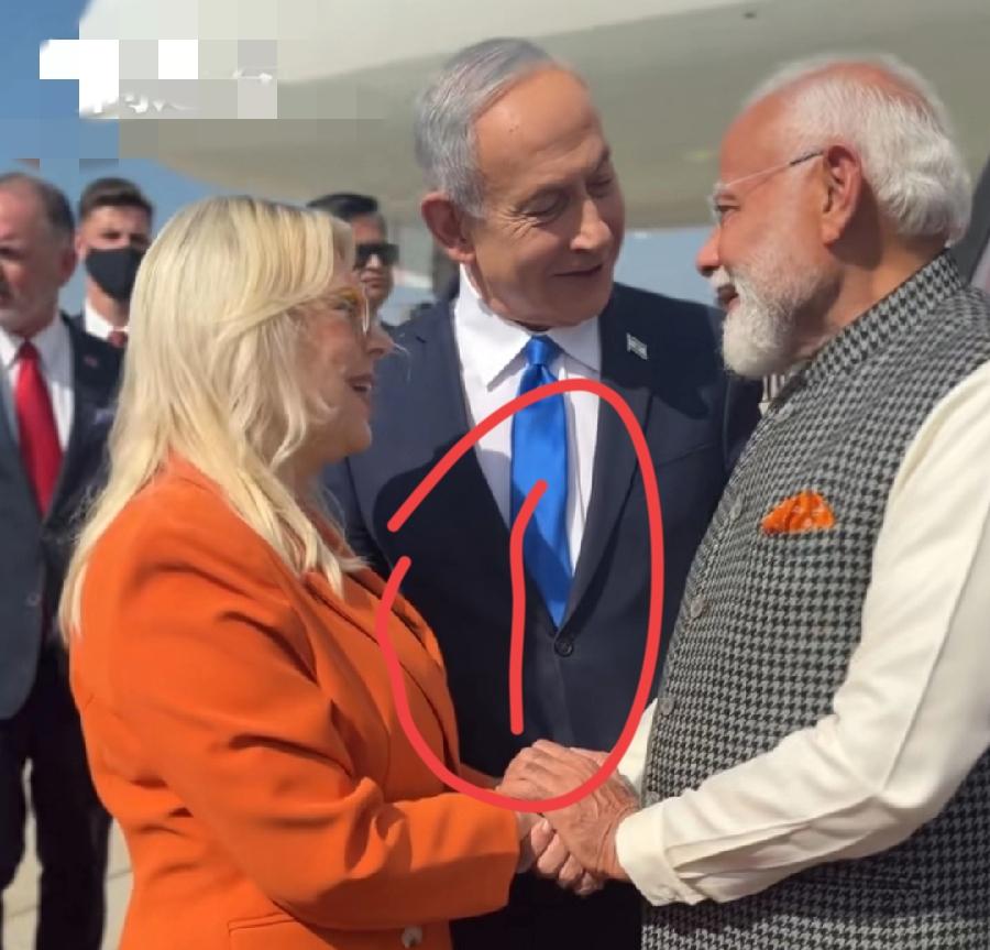 莫迪访问以色列受到空前绝后礼遇！3个细节:
1、内塔尼亚胡两口子到机场迎接！一般