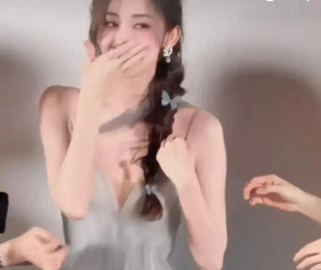 直播跳舞，肩带啪一声断了。古力娜扎一秒没慌，胳膊一夹，裙摆一甩，笑还挂在脸上，舞