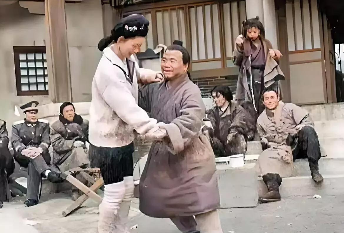 1995年，在电视剧《水浒传》的拍摄现场，一个精彩的时刻正在发生。扮演武大郎的演