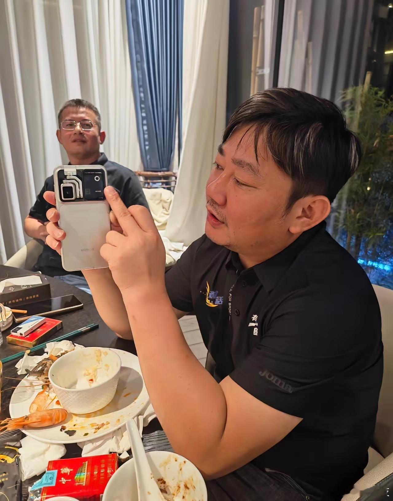 张雪这是真把荣耀当自己人处了。酒桌上跟荣耀产品经理聊 Robot Phone，不