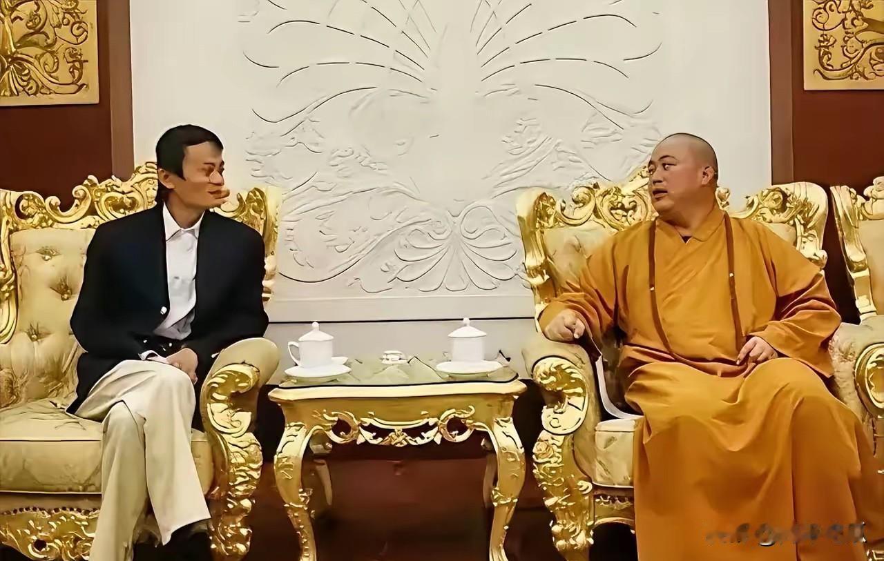 十年前马云和释永信一同参加活动，拍照留念，看得出来这个活动是比较高级，桌椅根茶水