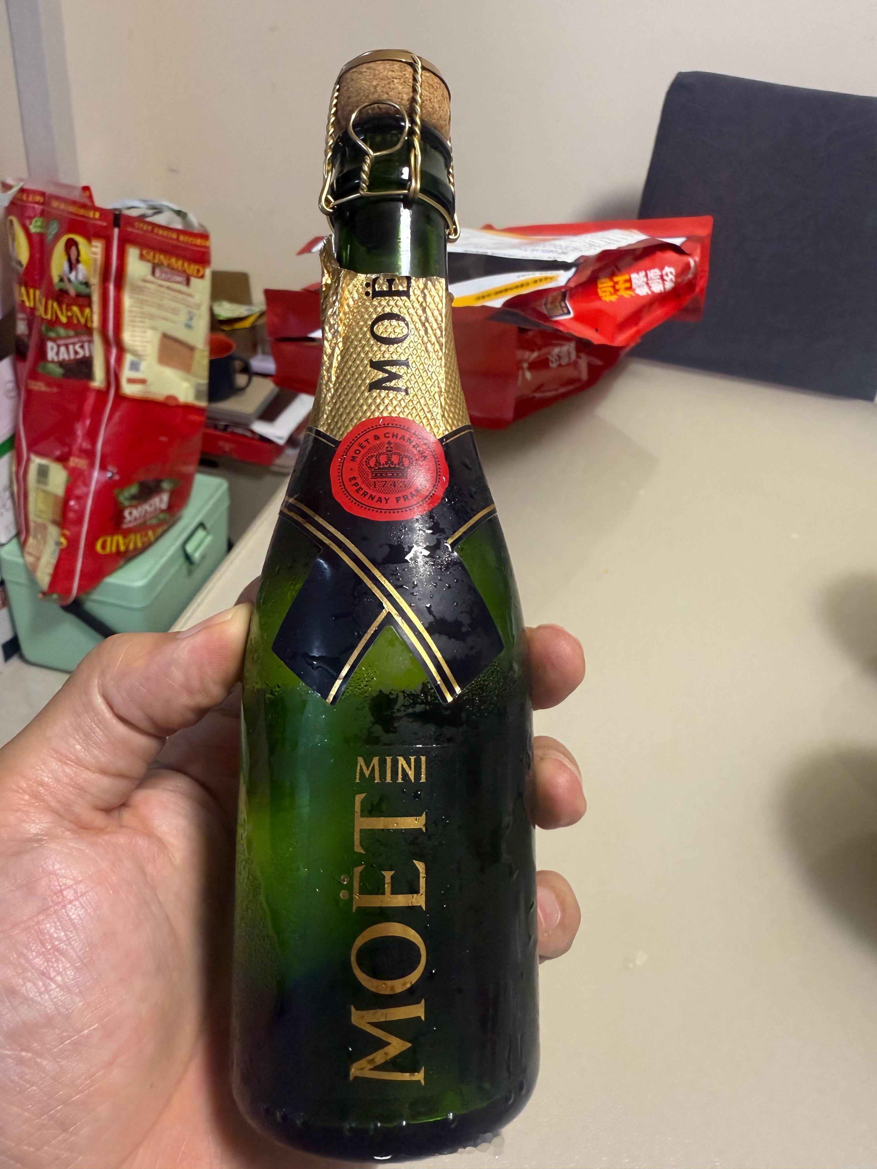 家里没有酒了，冰箱里翻出一瓶香槟，今晚凑合下螺蛳粉就香槟吧，吹瓶？[doge] 