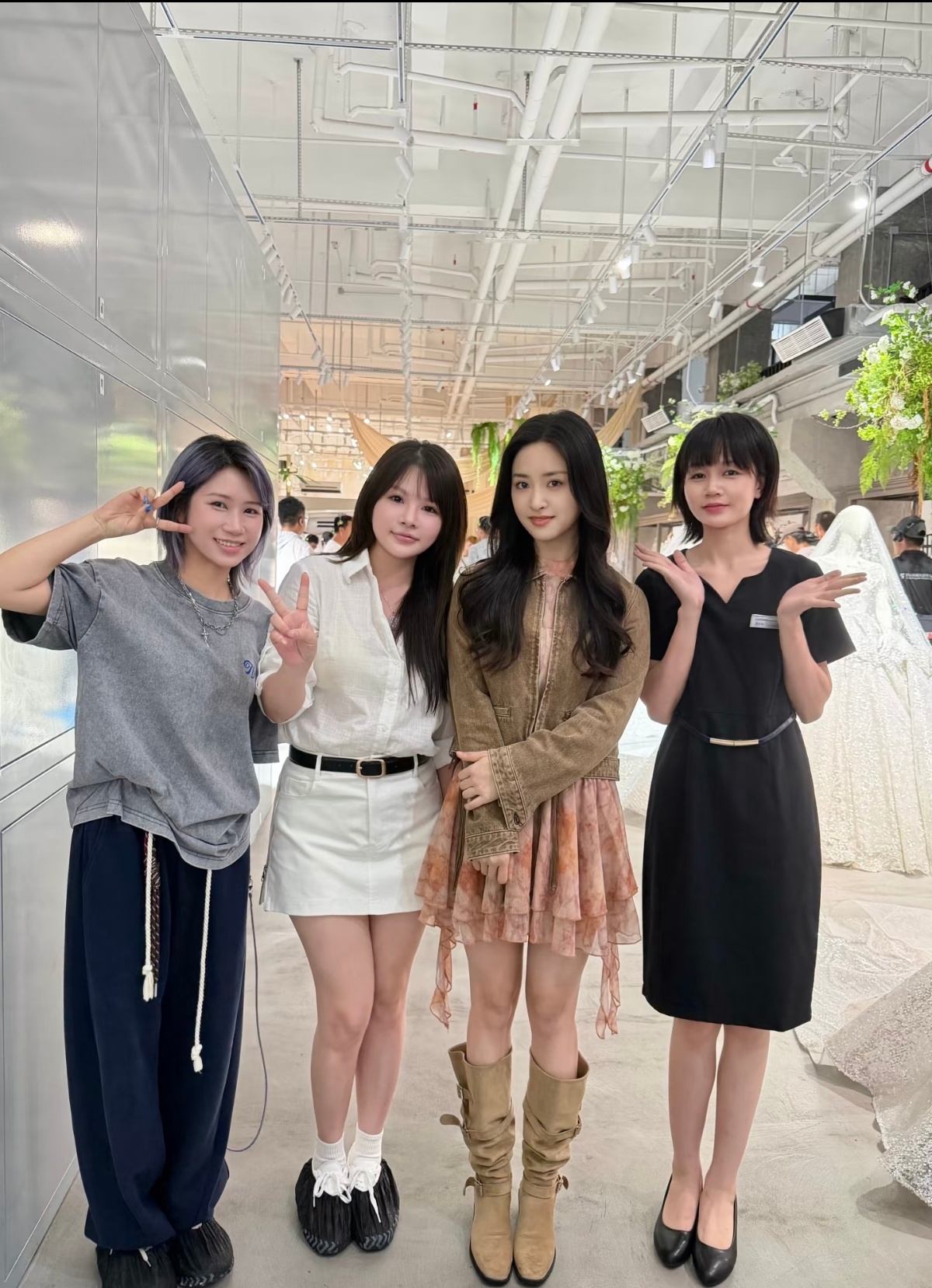然而女神依旧在角落里偷偷和别人合照 