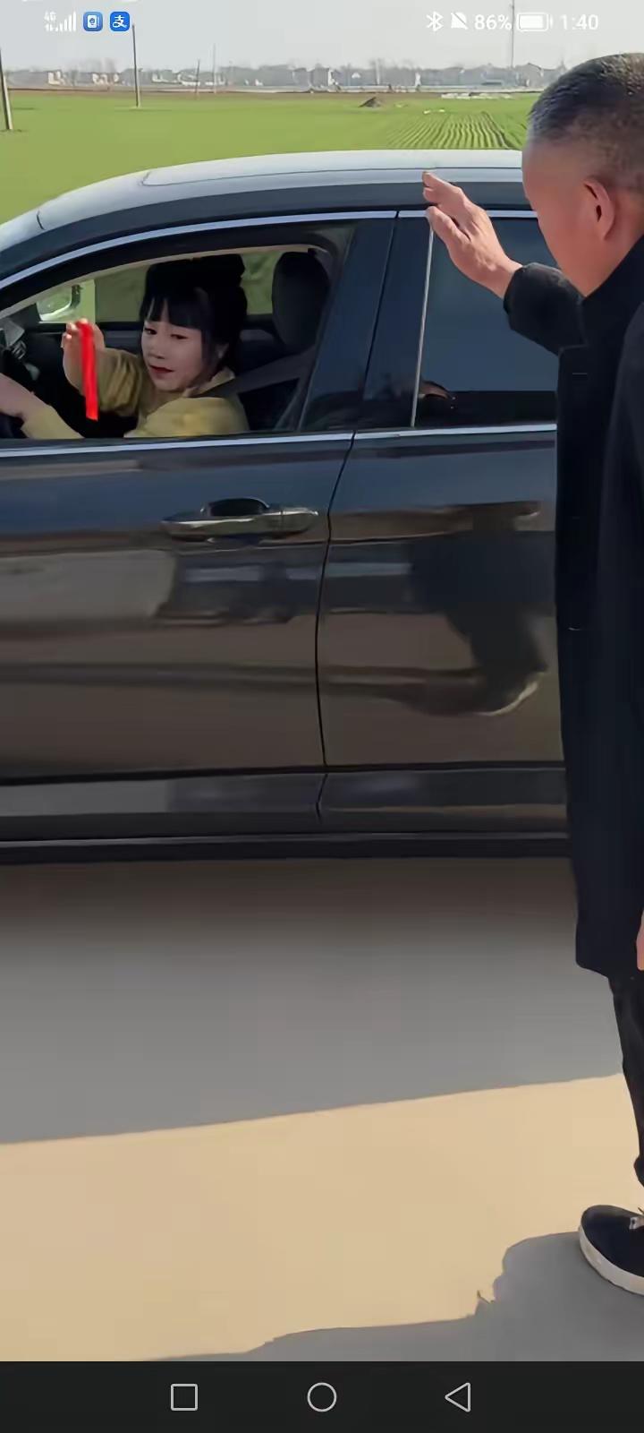 泪酸！远嫁的女儿返程回家，车子启动时，把父亲给的红包扔下，父亲急忙捡起追着车非要