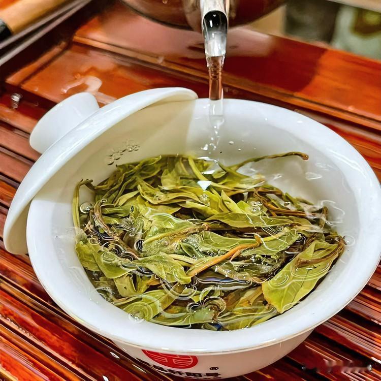 《茶候真如·青玉案体》
铜壶沸水碧瓯香，烟渺渺、意长长。初遇茶芽怯浪狂。千回辗转