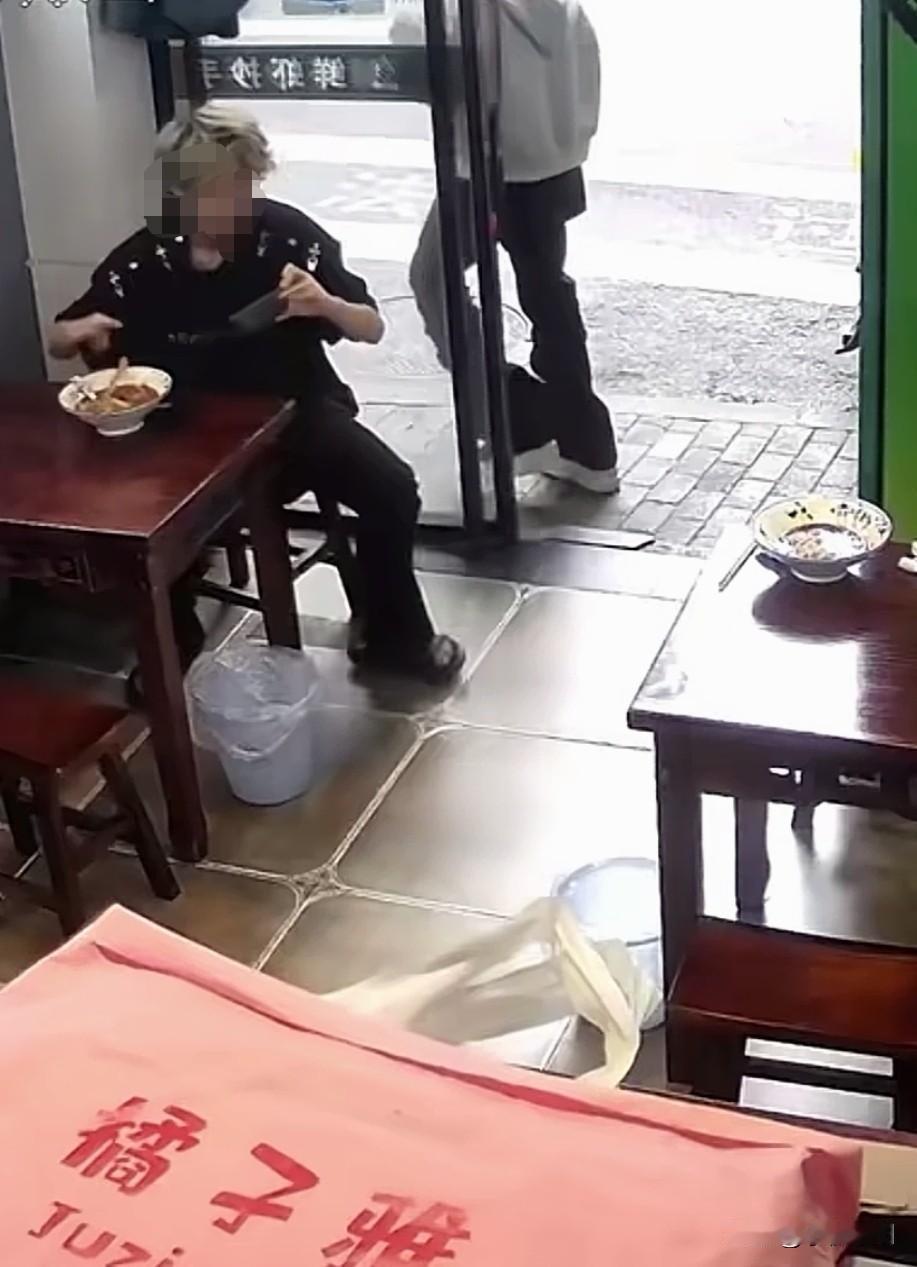 好家伙，还没等同伴吃完直接开溜
监控画面显示，两名黄发男子在某面馆吃面，其中白衣
