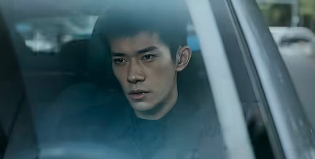 双影帝车内对手戏方寸车厢，皆是戏场。朱一龙与易烊千玺的这场对峙，胜在克制。没有歇