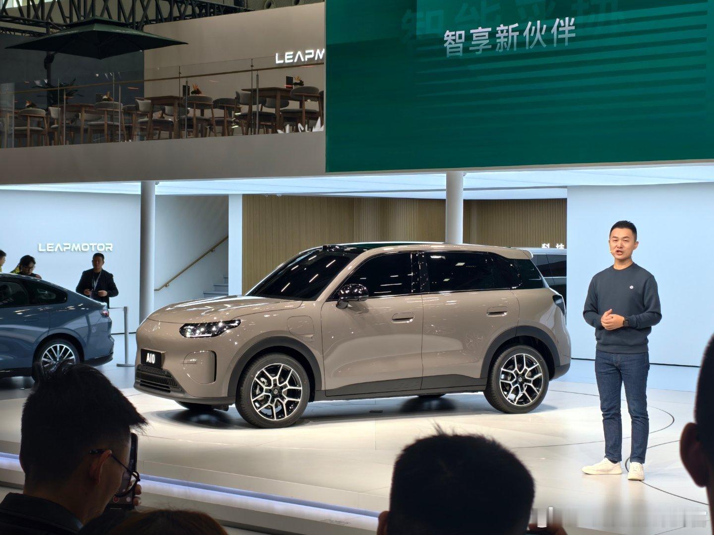 零跑 A10 正式亮相。有激光雷达，搭载 8650 芯片；续航超 500 km，