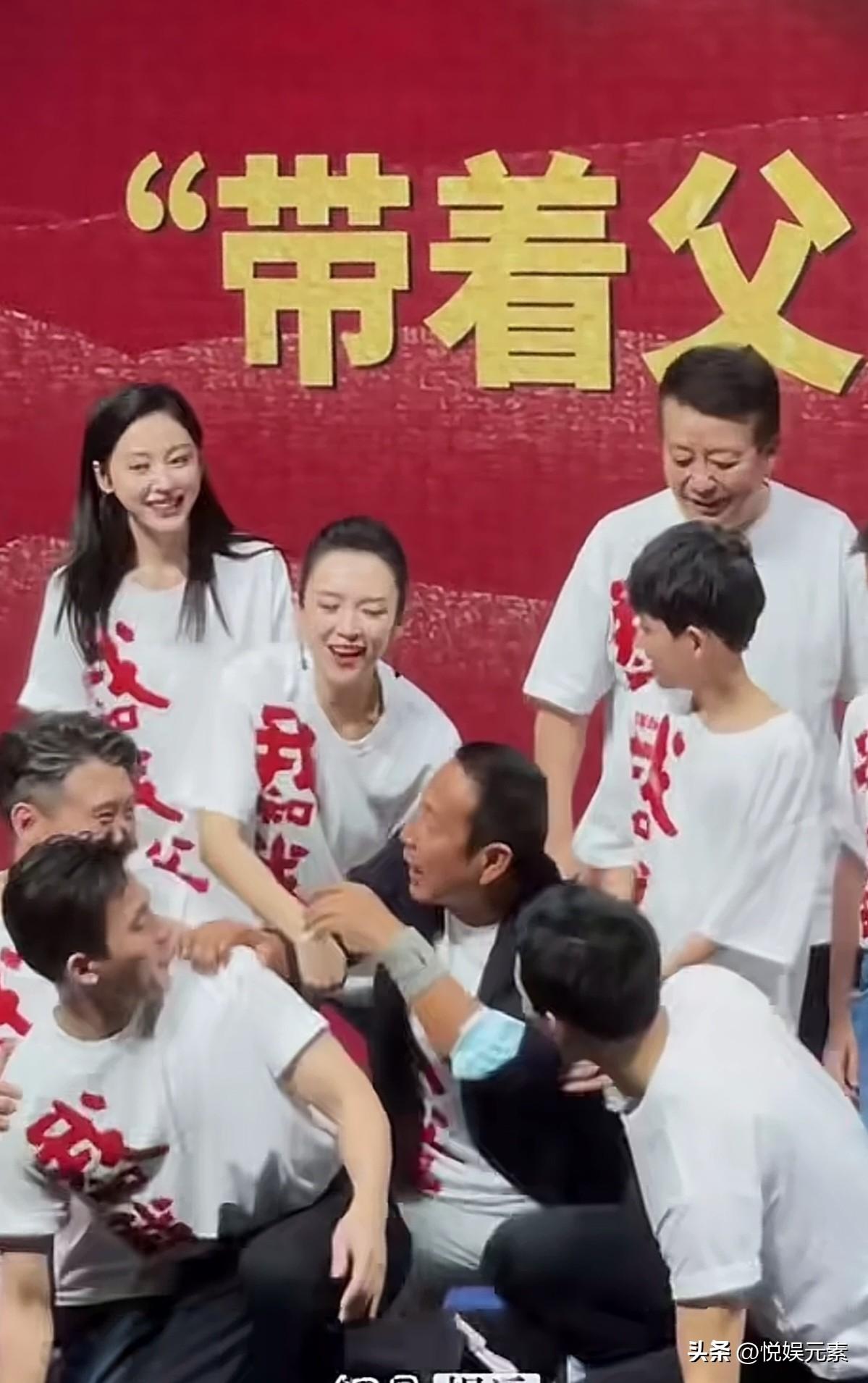 老戏骨陈道明老师随便住哪一蹲，
哪里就是C位，
其他人自动围拢上来。
可见陈老师