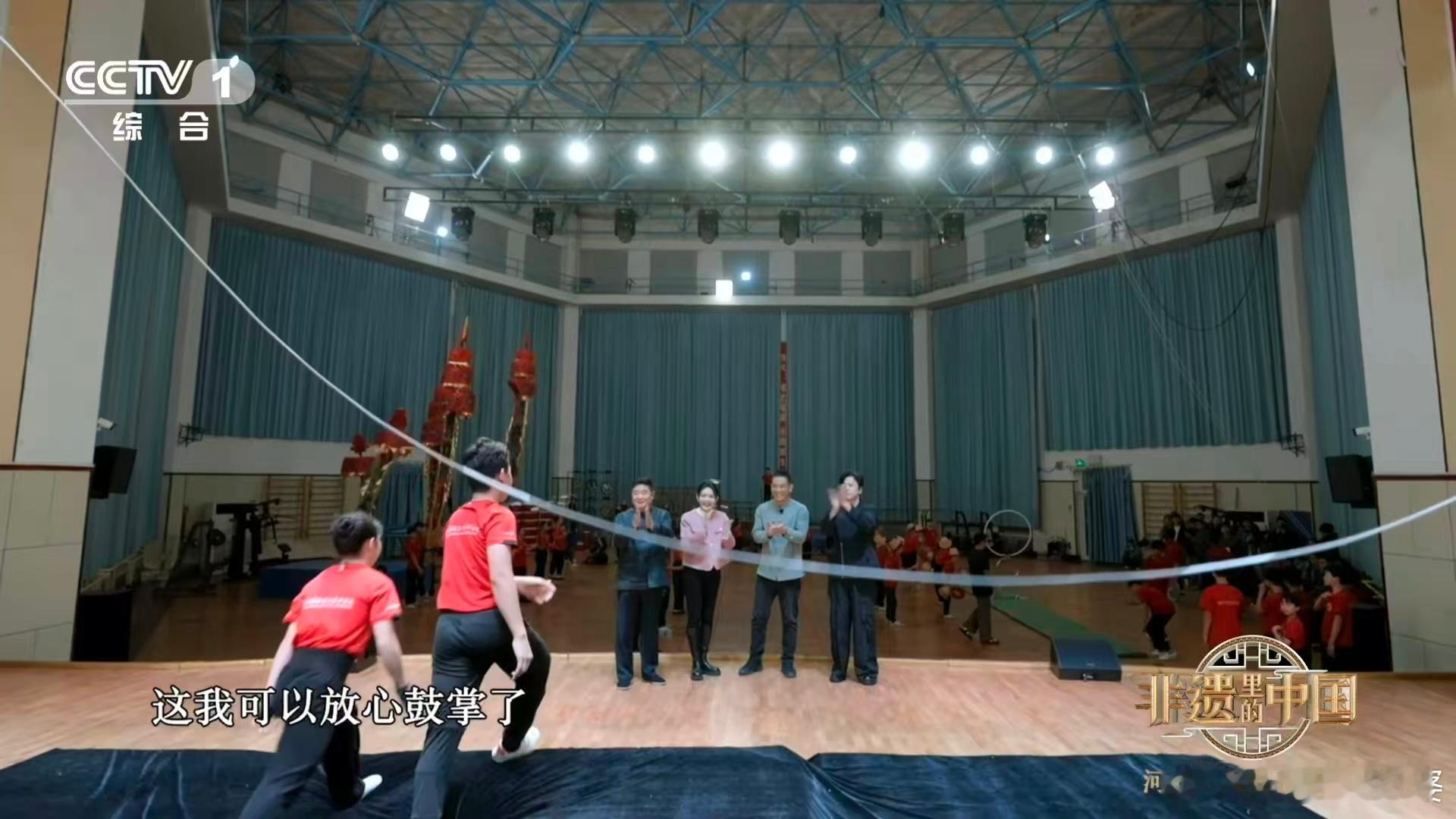 吴桥杂技成了科幻片中国人会武术藏不住了看吴桥杂技高空表演，真的会跟着观众一起紧张