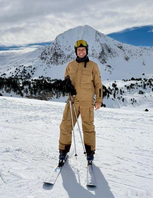 纳达尔也蹭了把米兰冬奥会的热度。分享了高山滑雪的照片。看着挺帅气呀。网坛风云纳达