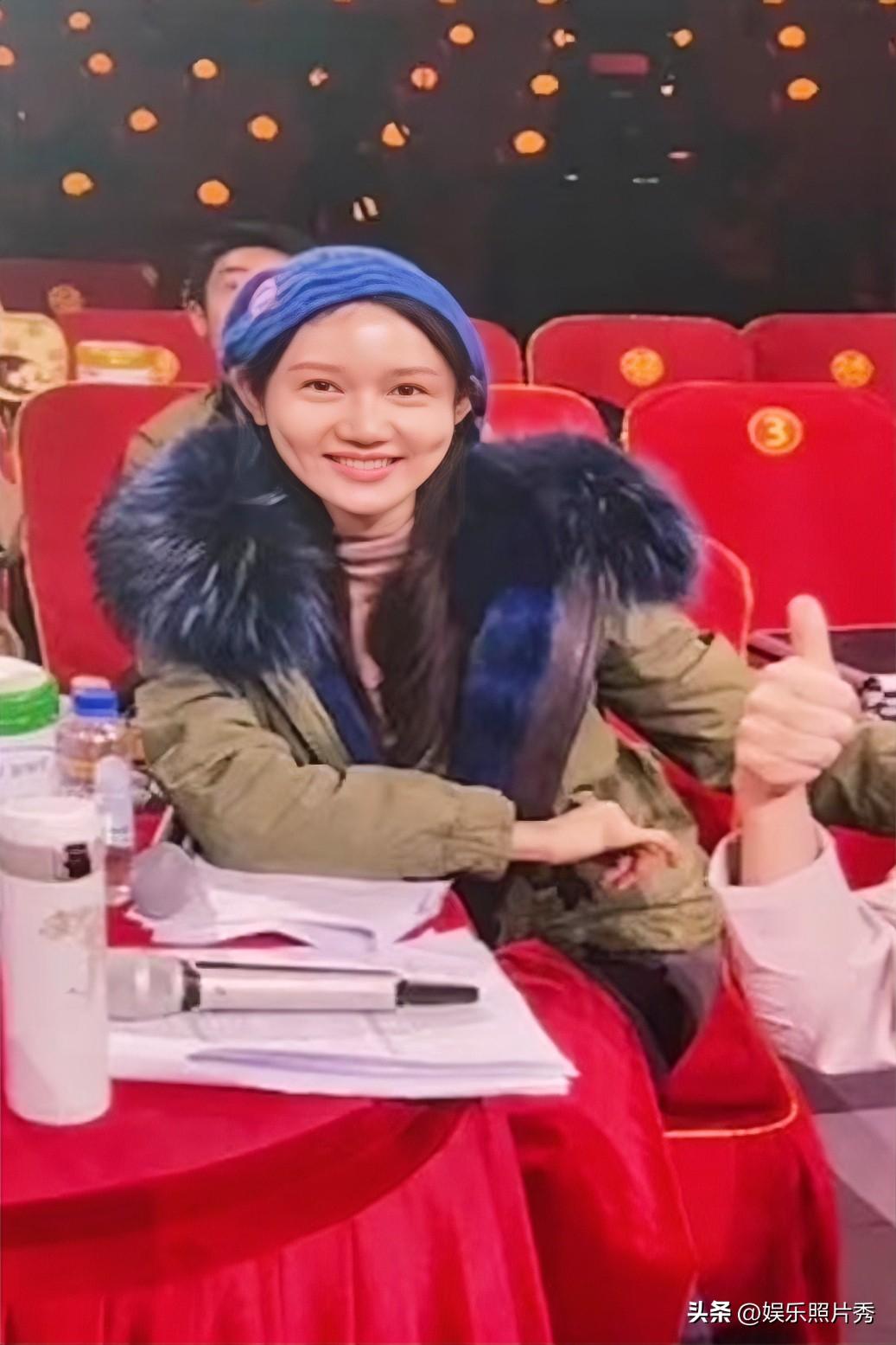她颜值不算出众，论气质没有马凡舒温婉！


她带着蓝色帽子，穿着毛领羽绒服，纯素