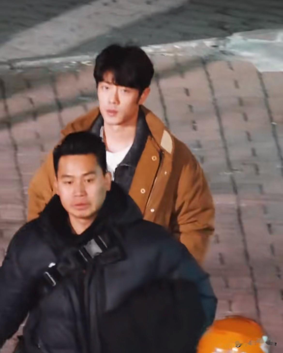 1月14日，肖战《小城良方》夜戏，在东北拍了几个月戏，感觉肖战越来越抗冻了！
白