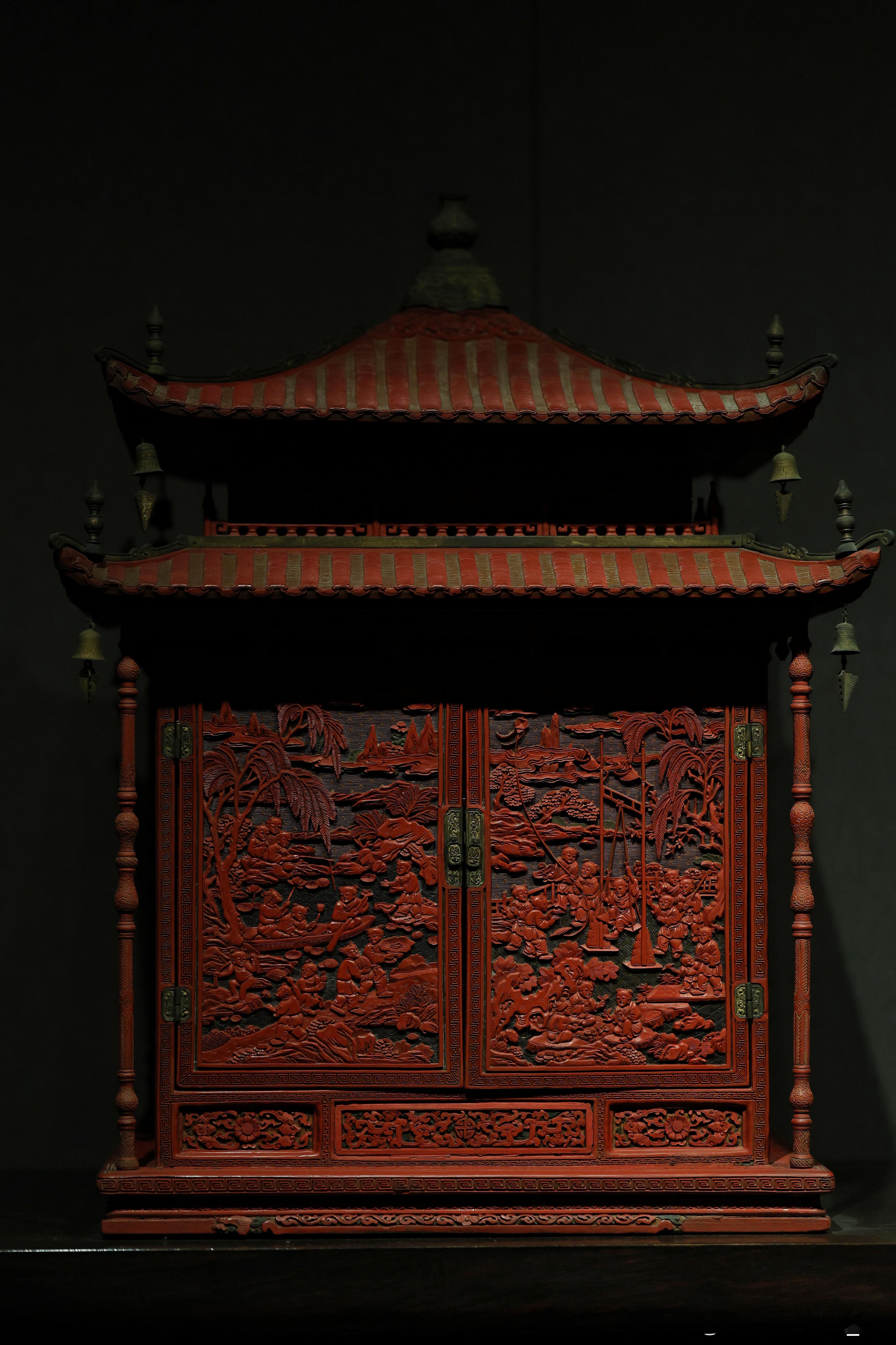 剔红百子图亭式格 清中期 故宫博物院藏清宫旧藏。整体呈重檐亭式，模仿中式传统建筑