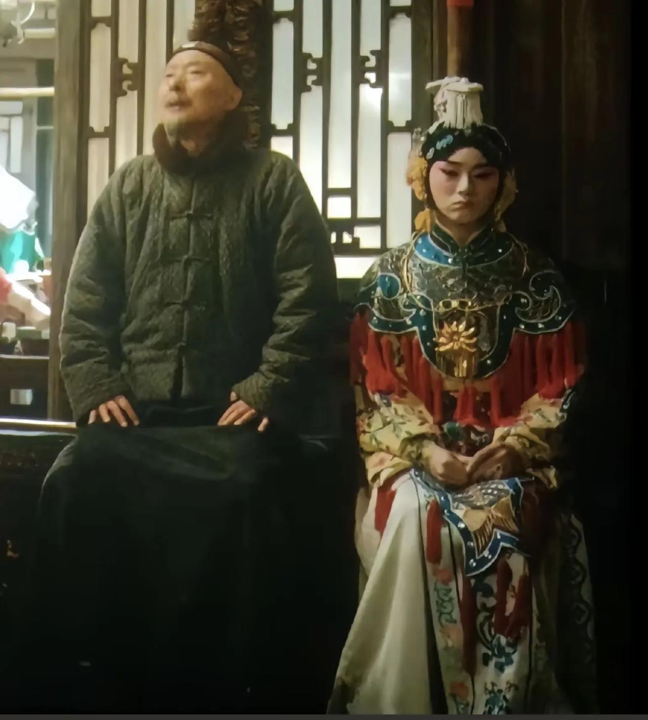 这张图绝了！

陈佩斯仰头无奈余少群噘嘴不甘，小人物在历史洪流中渺小如尘埃完全具