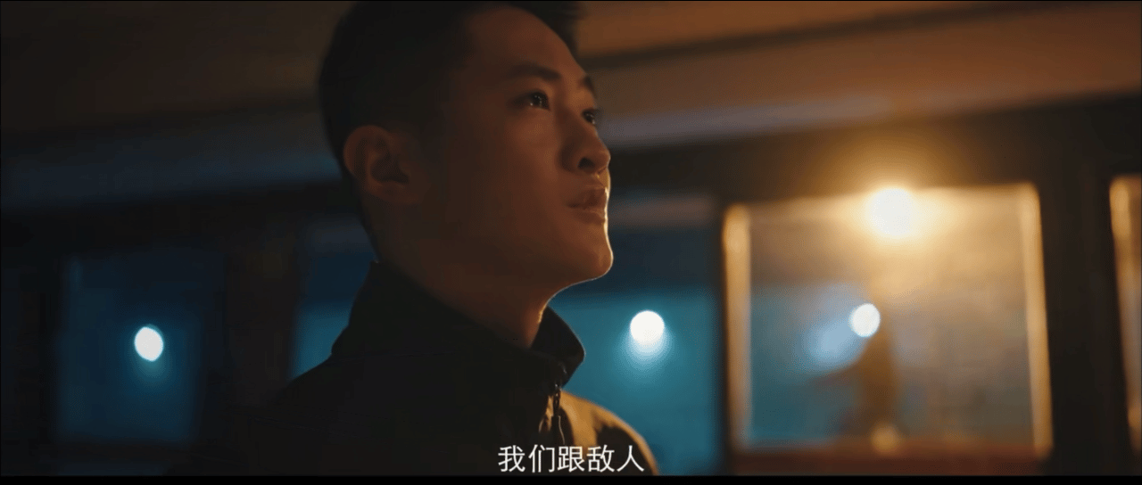 史彭元寸头一剃就是兵史彭元真的自带一身正气，这次在定档1014的《猎豹》中又当上