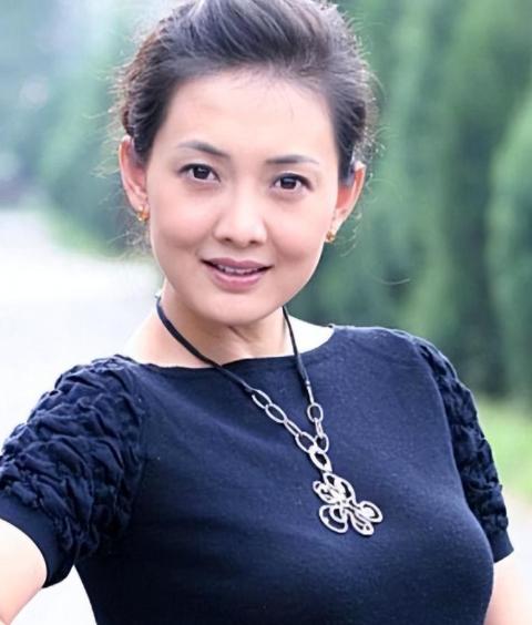 2007年，牛莉生下一女，在一次吵架的过程中，她怒气冲冲地问老公刘亚东：“你比我