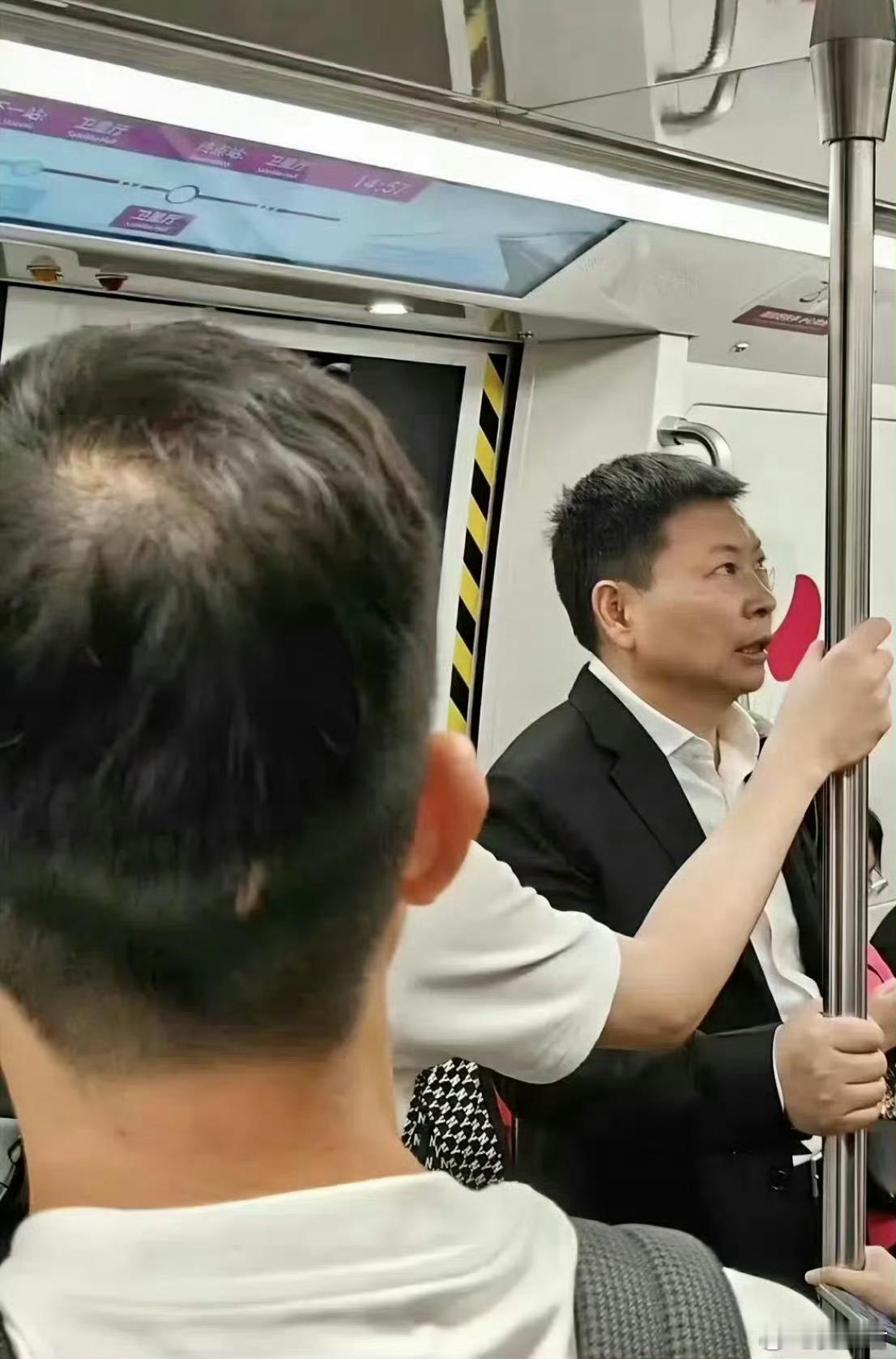 如果地铁遇到他，该怎么打招呼？[并不简单] ​ ​​​