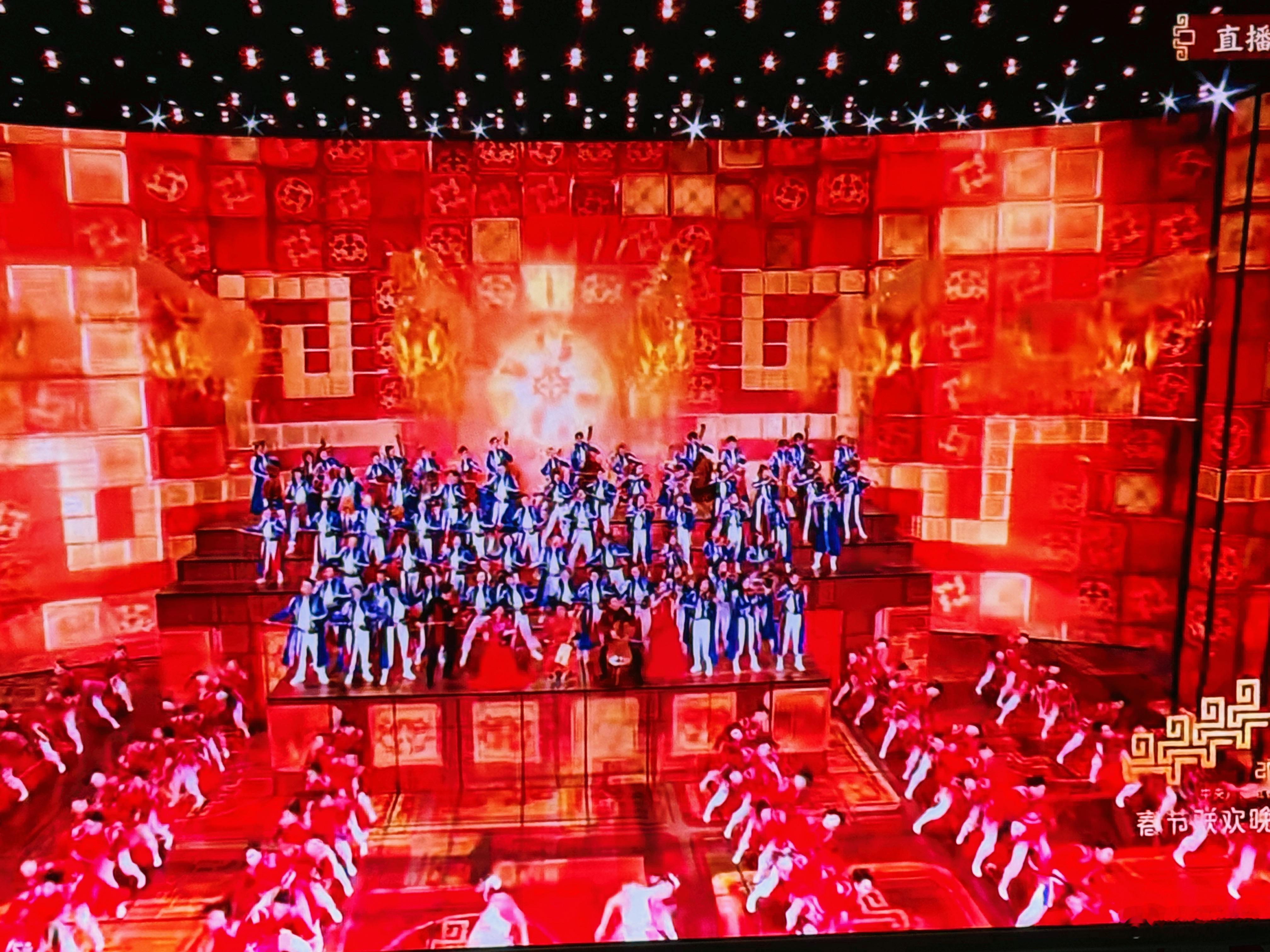 春晚段子大考春晚开场《马上有奇迹》把马年的精气神拉满了。明快的旋律搭配利落的舞步