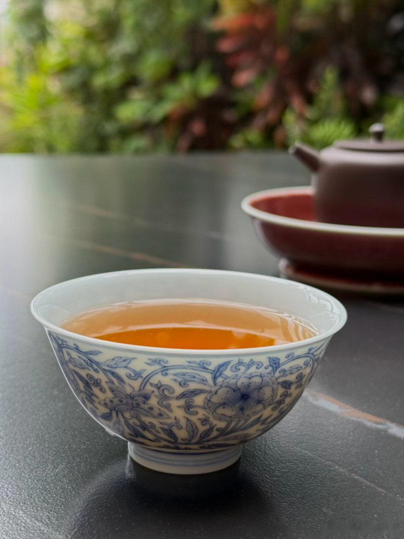 普洱茶市场分三块：大小茶企和直播间做商品茶，以台地拼配茶为主，还有小树茶，一年做
