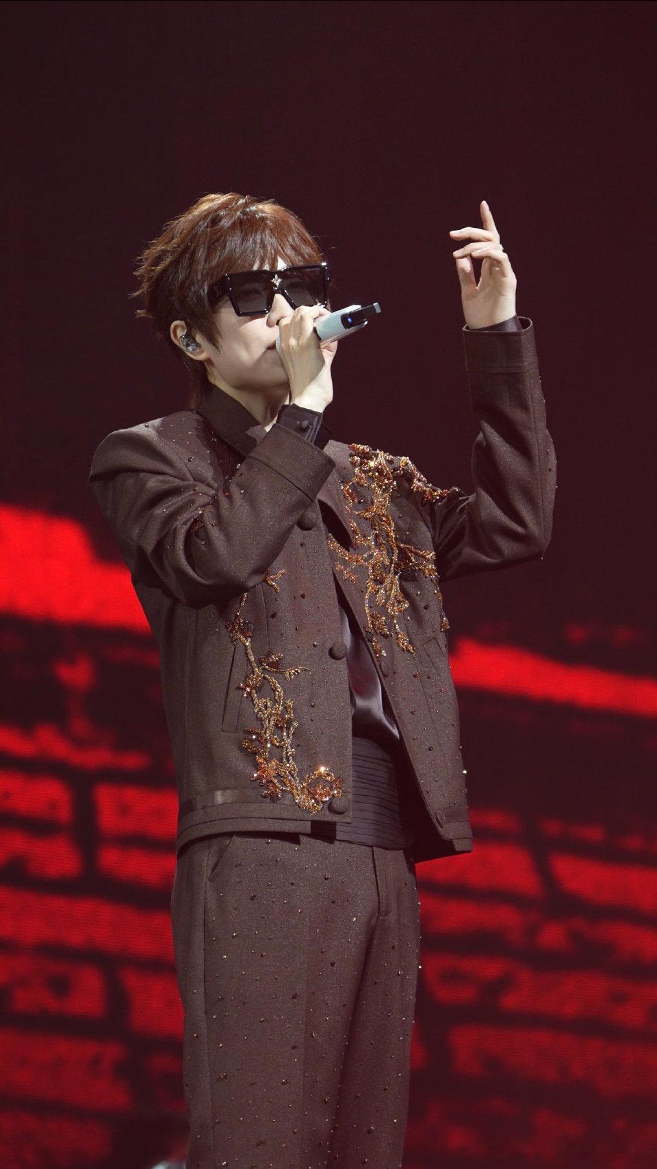 徐良南昌站我绝不放过重生之我在徐良演唱会返校报到所有事情通通往后排！徐良南昌站我