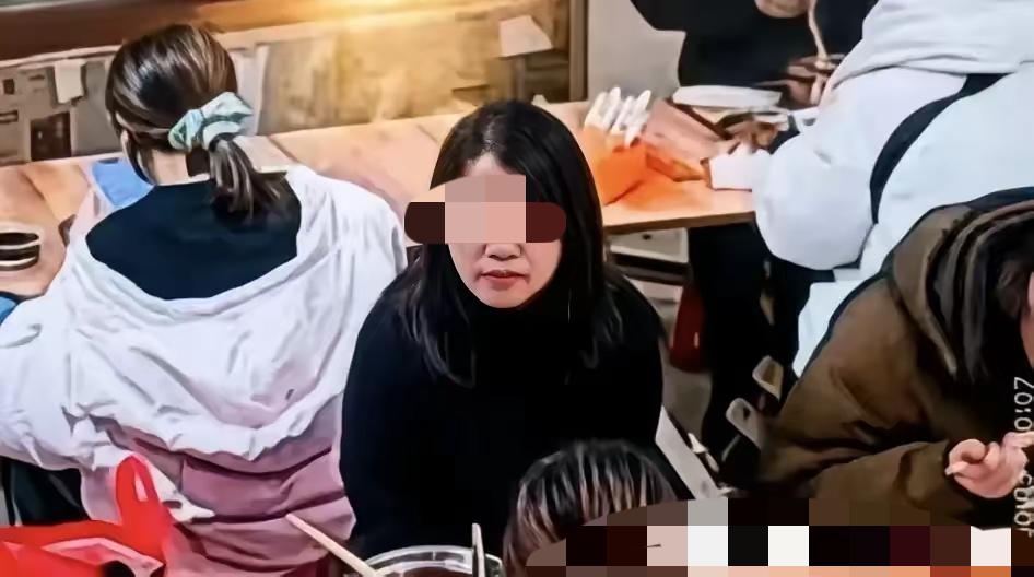 事情过去两天了，
这个往人家帽子里泼汤的女子还没有被找到？

现在人脸识别技术这