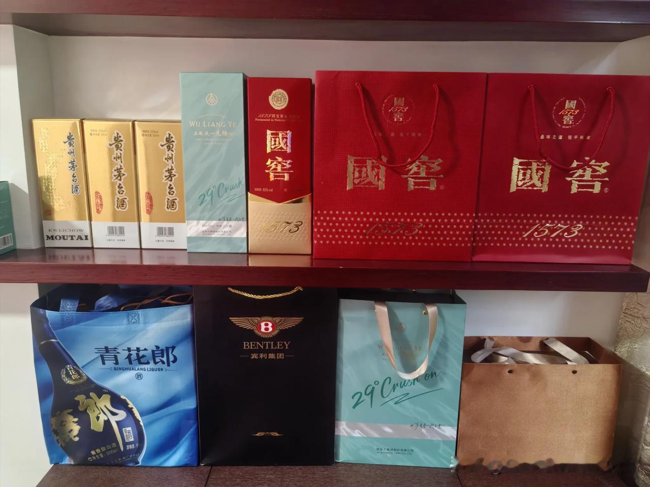 家里有三瓶茅台酒，老公已经珍藏6年时间，一直舍不得喝。昨晚他问我：今年中秋节，可