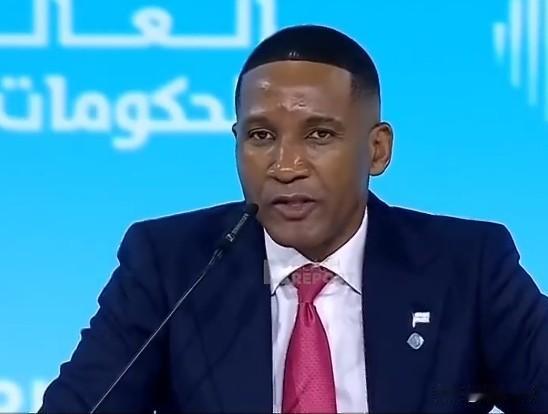 博茨瓦纳总统杜马·博科：非洲正准备统治世界。

塔克·卡尔森：那么，你统治世界后