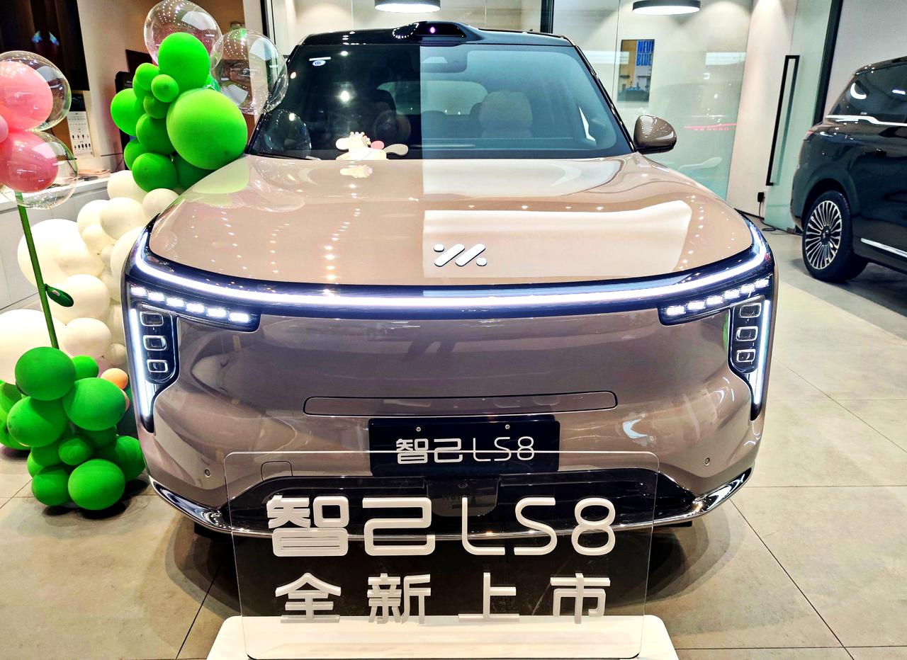 跨时代科技旗舰《智己LS8》
   上汽集团智己汽车旗下，智己LS8新车已于20