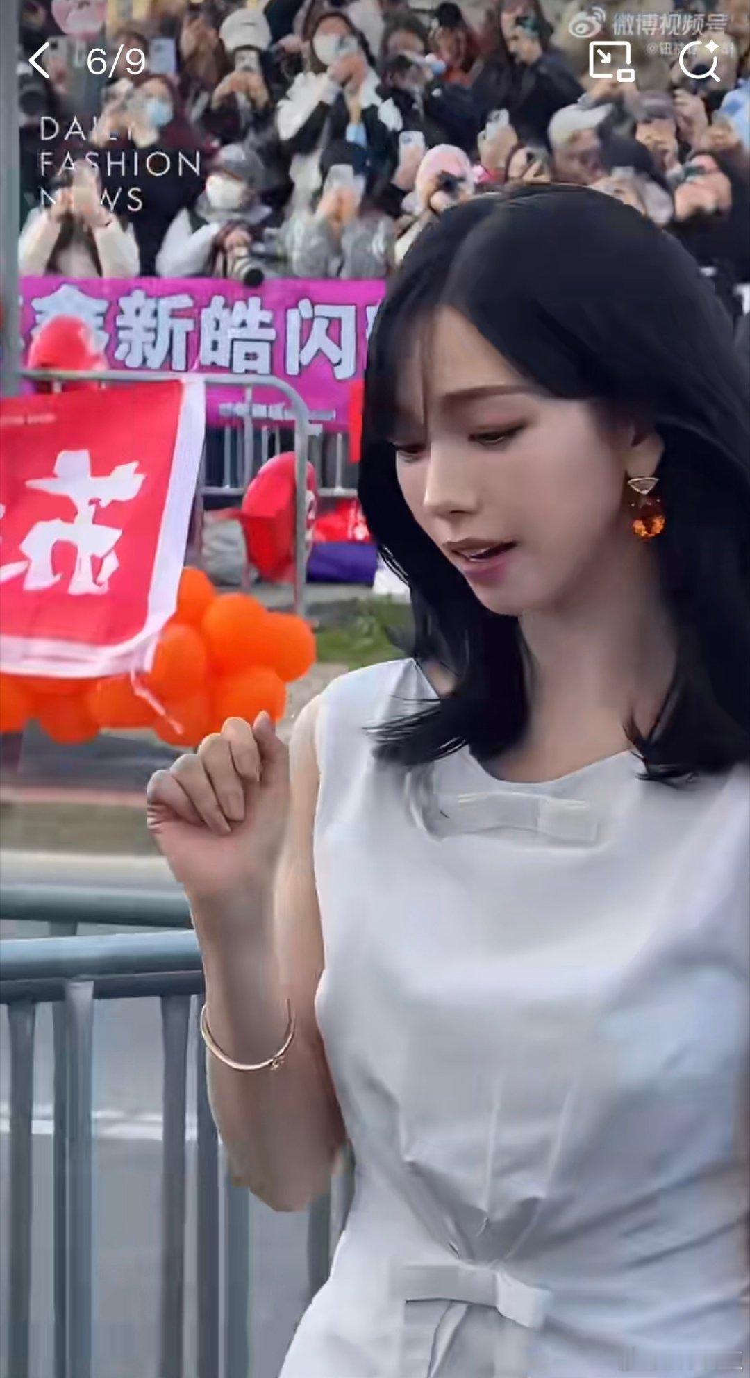 top粉丝给米兰一点灯牌震撼 放眼整个米兰时装周的秀场，只有登陆少年组合的粉丝挂