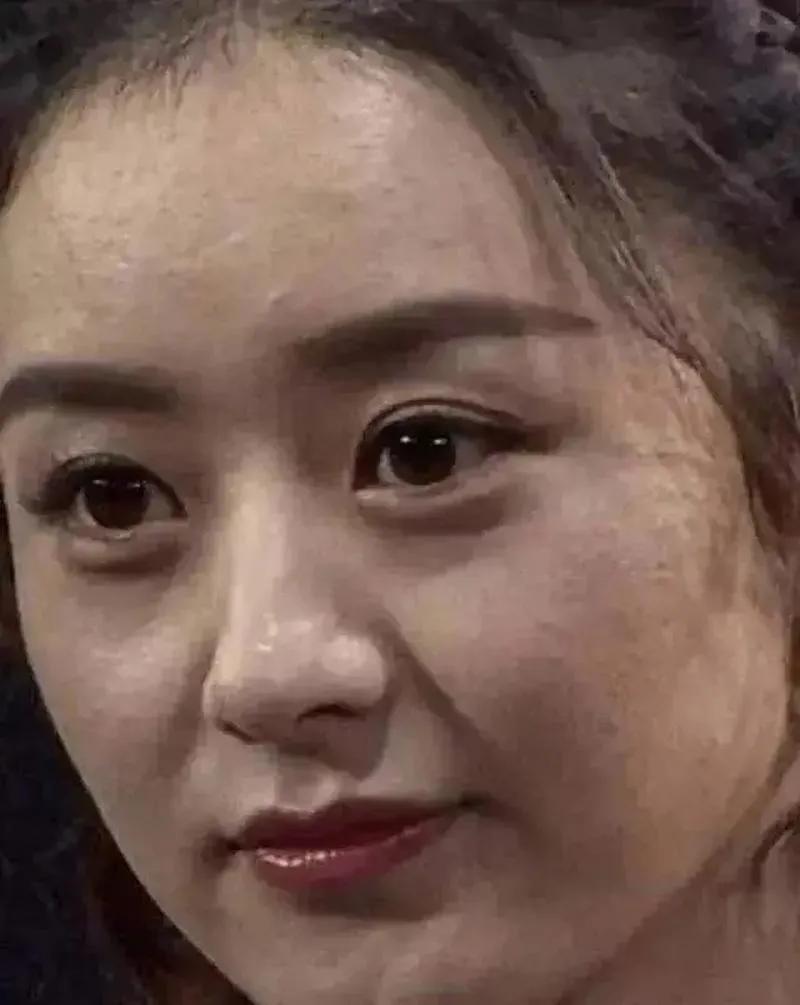 赵丽颖确实挺美的呀，比普通大众可要美得多得多啦！那种瘦小玲珑的模样，真是别具美感