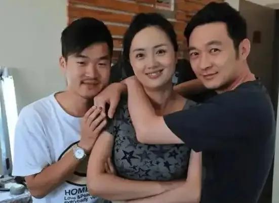 朱媛媛家喻户晓都认识，我也不例外。左边男右边男，真不认识啊！你知道他们是谁？