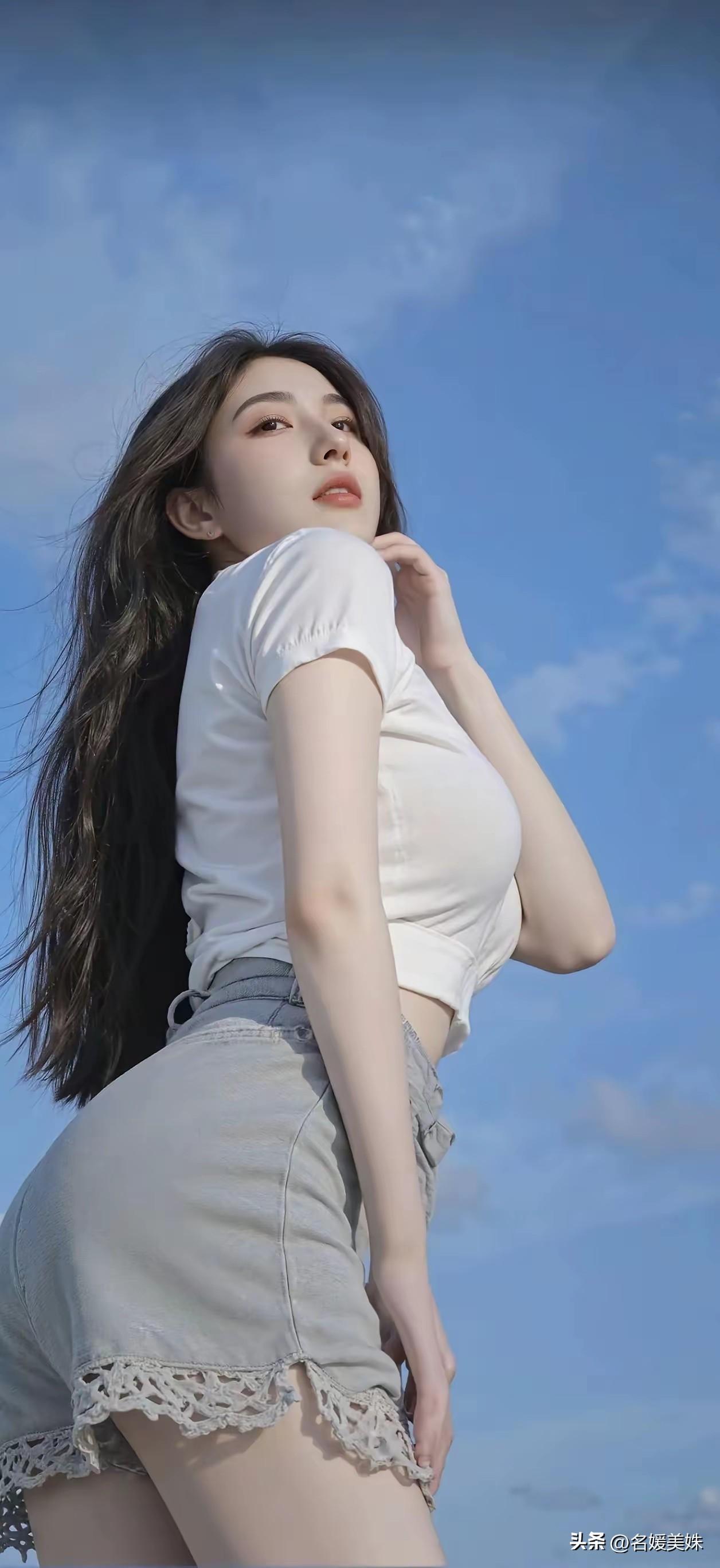 有一位花贩告诉我：
几乎所有的白花都很香，
愈是颜色艳丽的花
愈是缺乏芬芳。
他