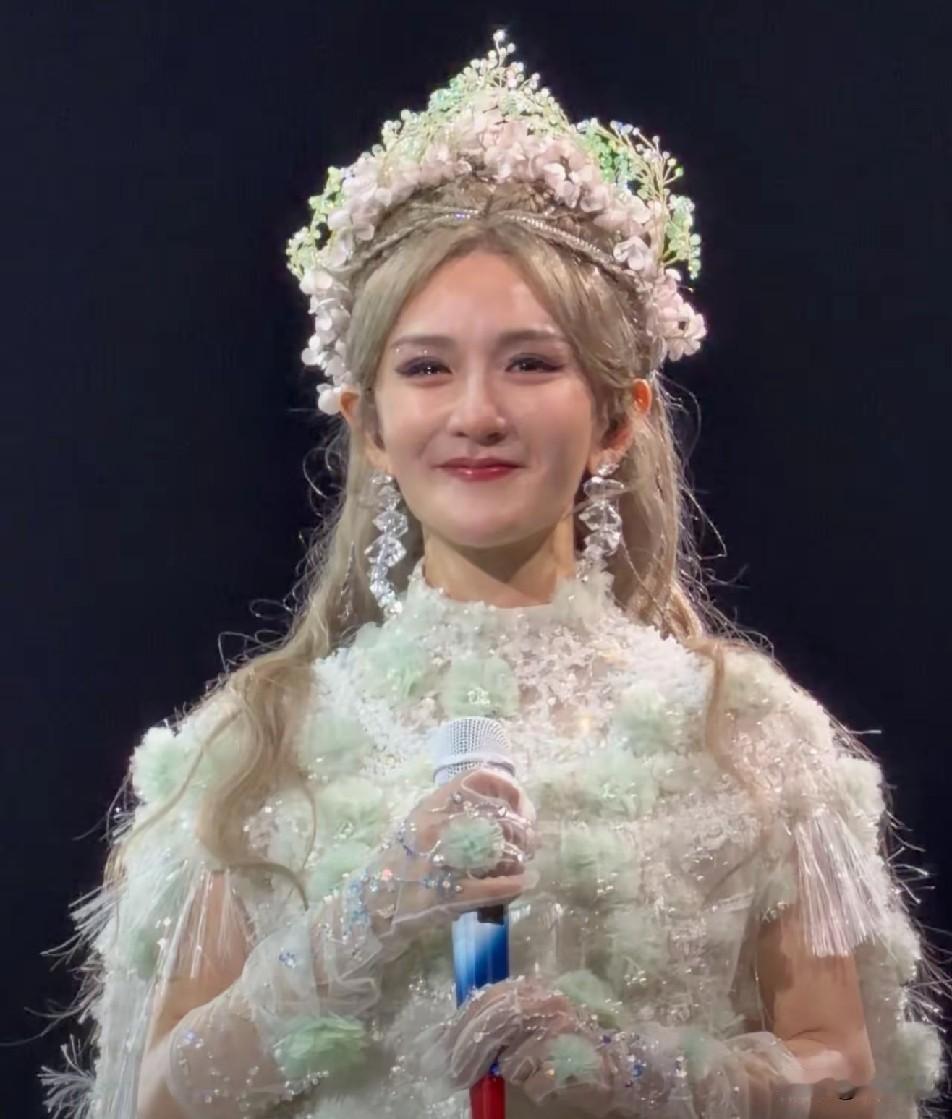 一个省台主持人，要在全国开巡回演唱会，票价定一千多，真是想割韭菜，被人民日报不点