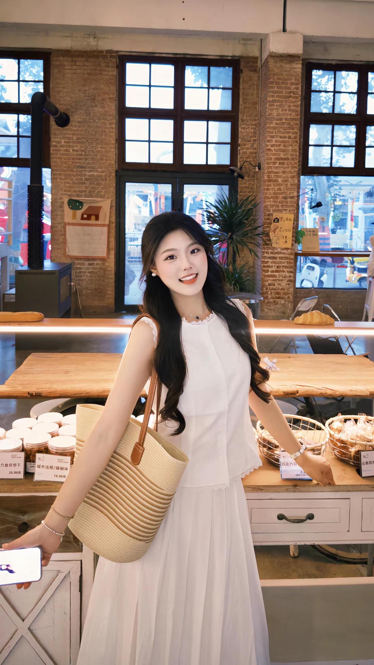 两颗缠绕的心 会走同一条路面包店ootd 小白裙