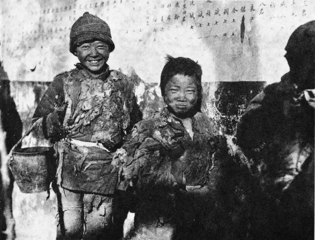 1949年，76岁的军阀李德全强娶了19岁的逃难女学生周秀英。新婚夜，李德全刚扯