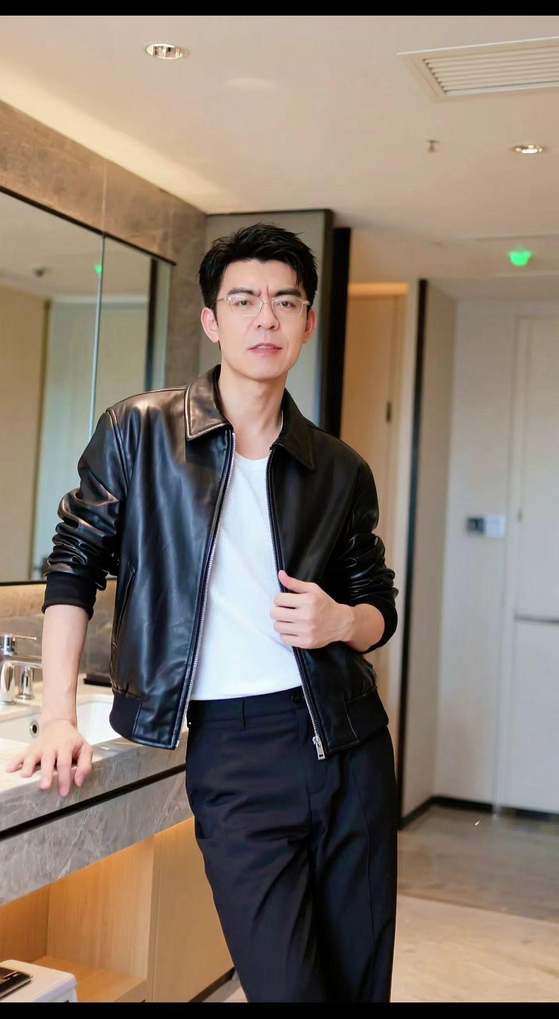 🕶️ 镜面映出棱角 黑皮夹克藏着冷光⚡ 指尖轻勾 是不动声色的气场