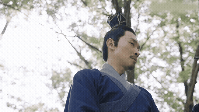 预告片中有许多向以往三国影视致敬的镜头。比如红衣曹操一挥袖，展开讨董序幕，瞬间联