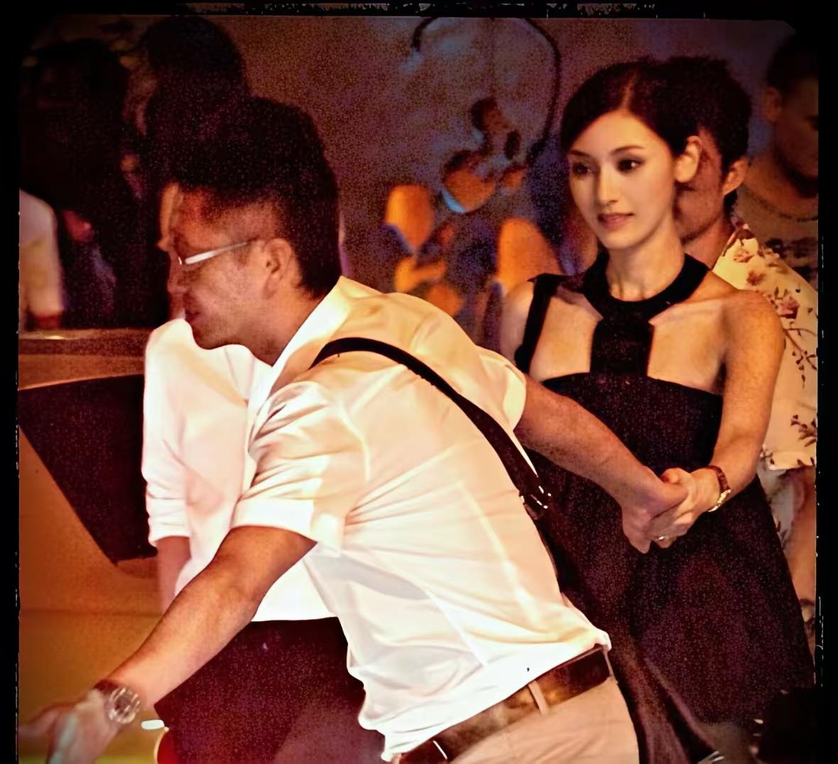 2007年，狗仔镜头下的许晋亨和李嘉欣！其实两人挺般配的，许也是李遇到的天花板良