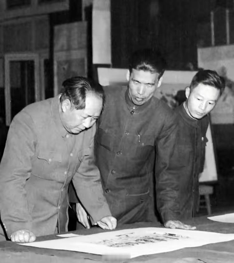 毛主席参观中央美术学院画展 