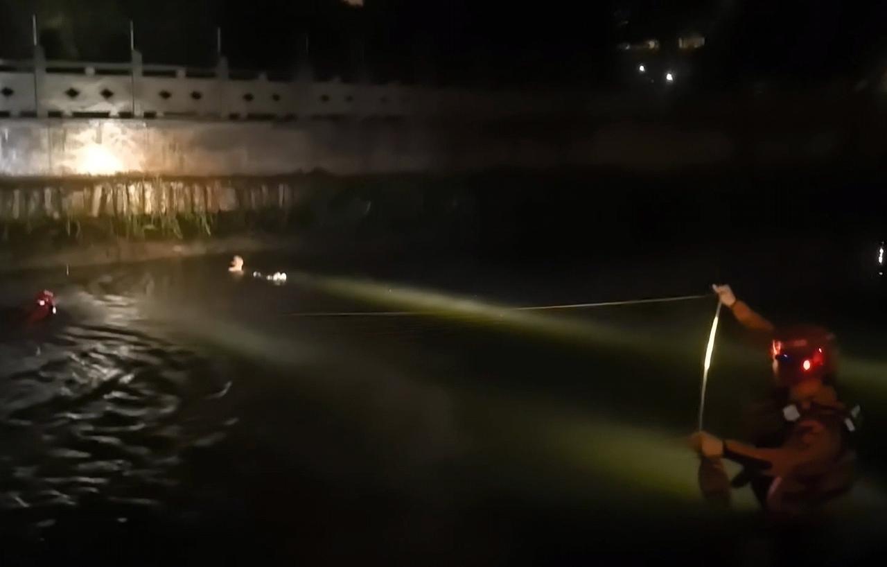 4月10日22时17分，宁波北仑区消防救援大队指挥中心接到报警：“黄河路与明州路