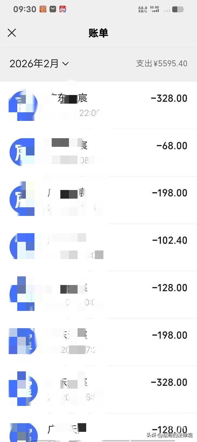 江西南昌，一单亲爸在过年期间，给村里办事的人家帮厨，怕10岁的儿子到处跑，就把手