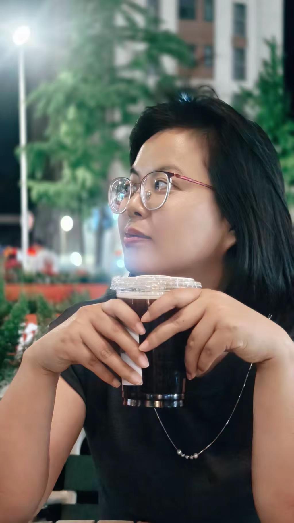 此刻，只闻咖啡香，不谈悲与喜。晚风与咖啡