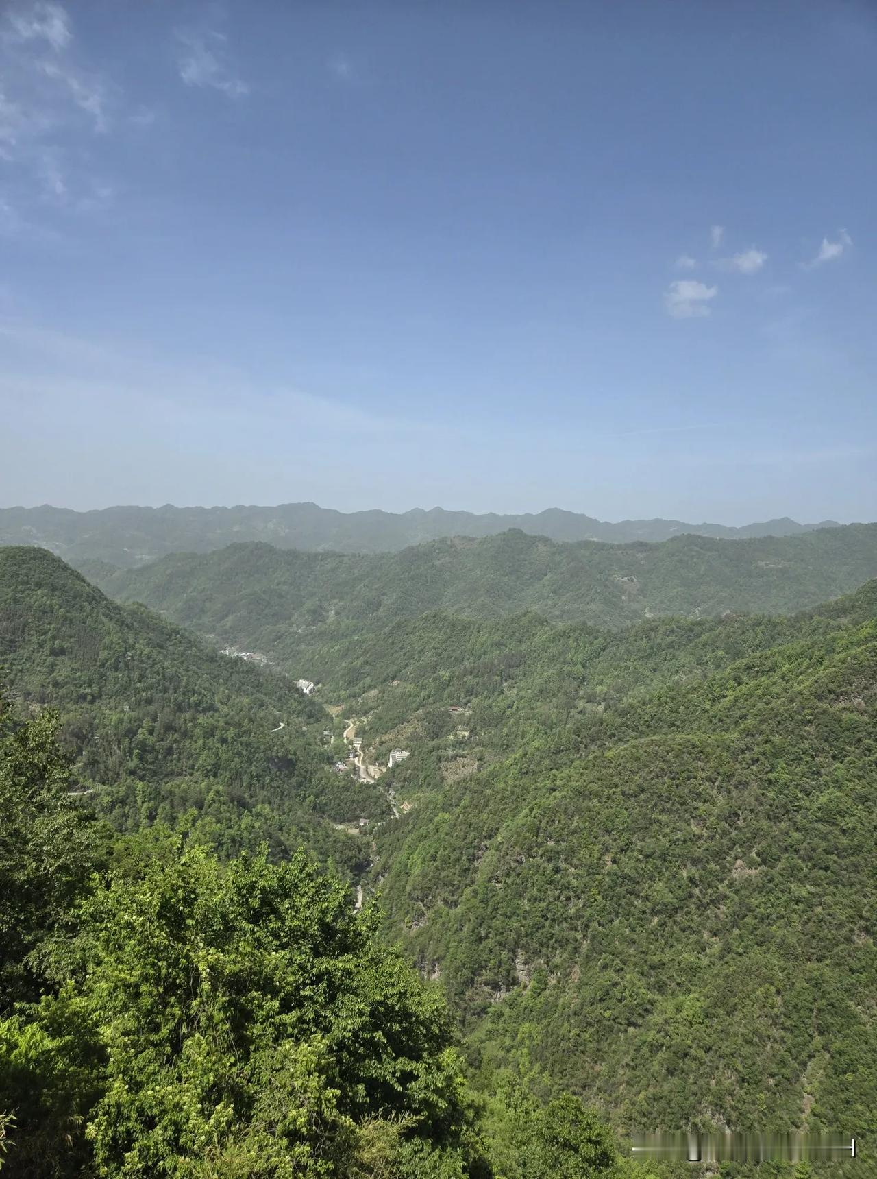 人生就像一场漫长的旅程，途中难免会遇到风雨泥泞。那些看似阻碍我们前行的坎坷，往往
